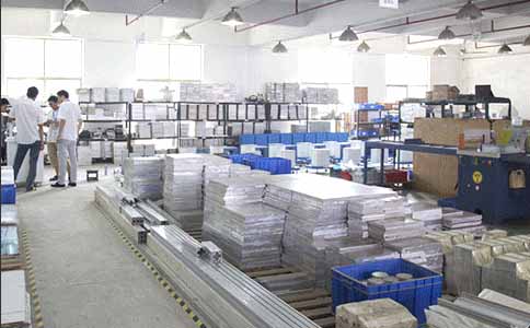 通發激光的工程師們偶爾也會離開他們的機器，大家一起研究機器